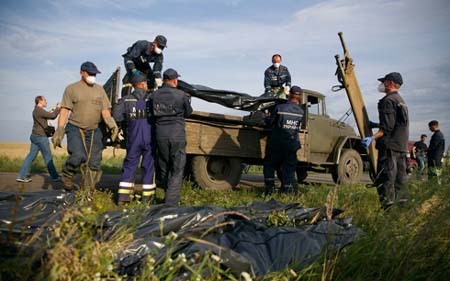 Thi thể các nạn nhân vụ MH17 được đưa khỏi hiện trường